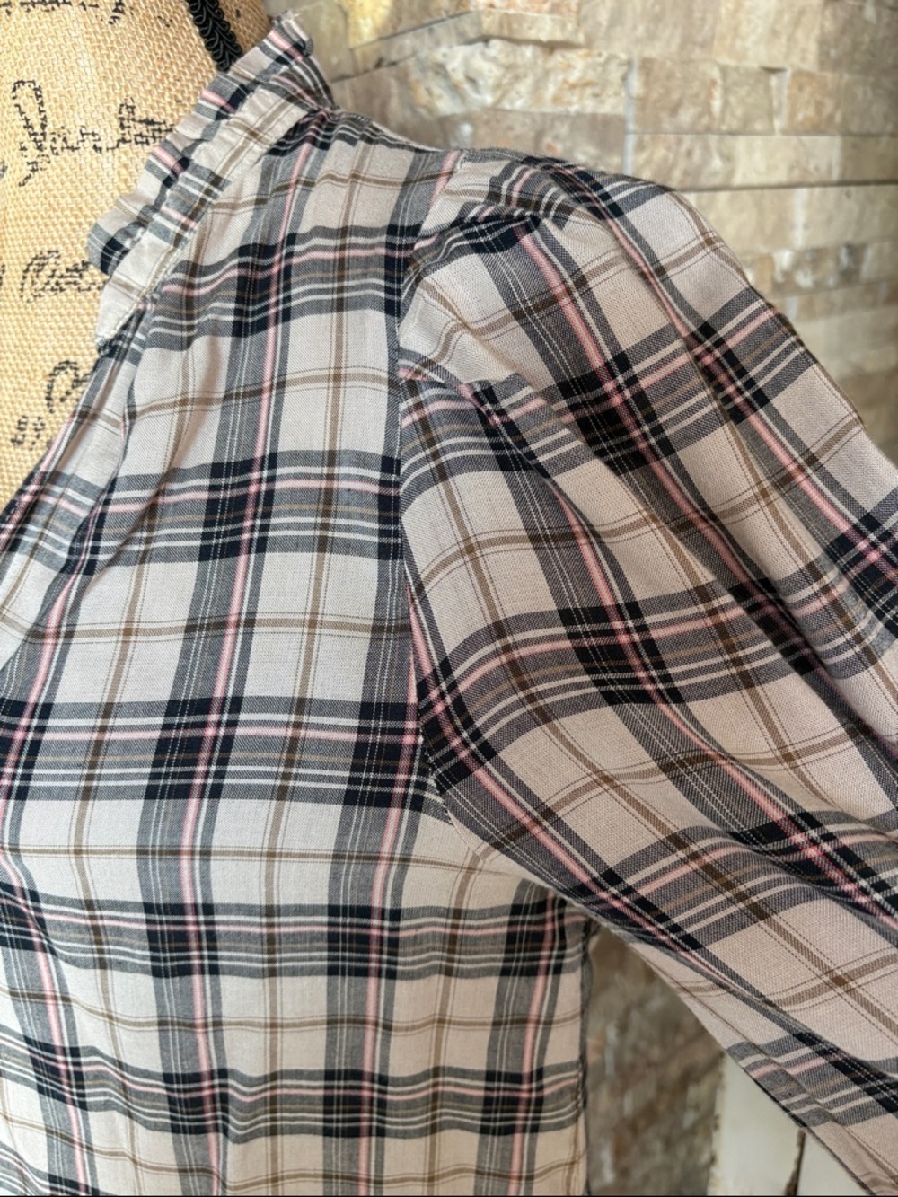 Evereve plaid tan black gold puff shoulder ruffle collar vneck blouse rayon - Picture 4 of 16